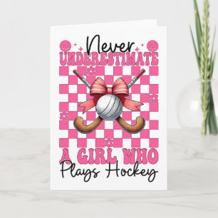 Unterschätze niemals ein Mädchen, das Hockey Coque Karte
