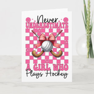 Unterschätze niemals ein Mädchen, das Hockey spiel Karte