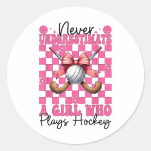 Unterschätze niemals ein Mädchen, das Hockey spiel Runder Aufkleber