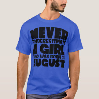 Unterschätze niemals ein Mädchen, das im August ge T-Shirt