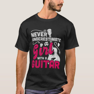 Unterschätze niemals ein Mädchen mit Gitarre T-Shirt