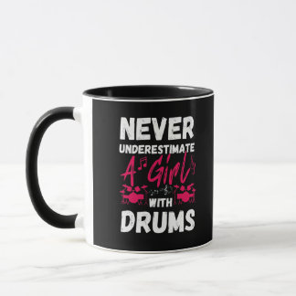 Unterschätze niemals ein Mädchen mit Trommeln Tasse