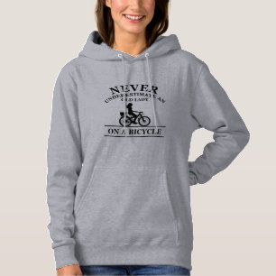 Unterschätze niemals eine alte Dame auf einem Fahr Hoodie