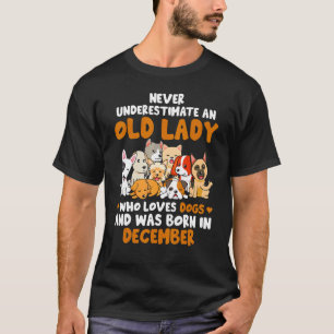 Unterschätze niemals eine alte Dame, die Hunde Lie T-Shirt