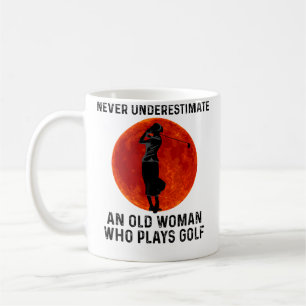 Unterschätze niemals eine alte Frau, die Golf spie Kaffeetasse
