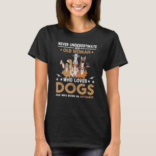 Unterschätze niemals eine alte Frau, die Hunde Lie T-Shirt