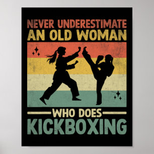 Unterschätze niemals eine alte Frau, die Kickboxen Poster