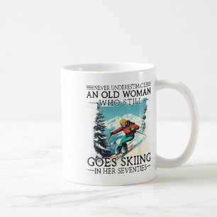 Unterschätze niemals eine alte Frau, die noch Ski Kaffeetasse