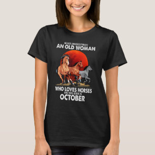 Unterschätze niemals eine alte Frau, die Pferde li T-Shirt