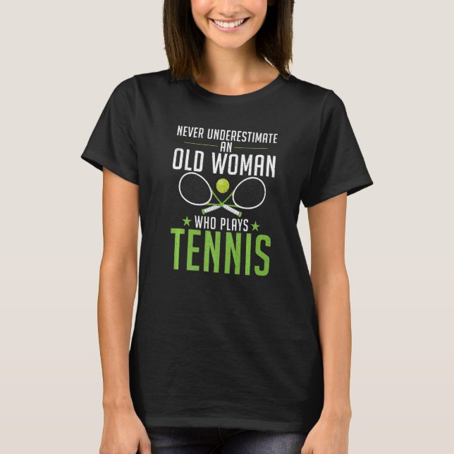 Unterschätze niemals eine alte Frau, die Tennis sp T-Shirt (Vorderseite)