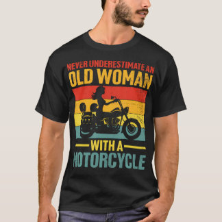 Unterschätze niemals eine alte Frau mit einem Moto T-Shirt