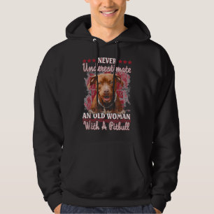 Unterschätze niemals eine alte Frau mit einem Pitb Hoodie