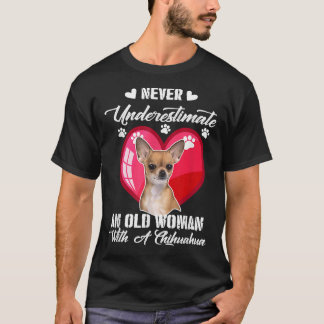 Unterschätze niemals eine alte Frau mit einer Chih T-Shirt