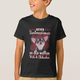 Unterschätze niemals eine alte Frau mit einer Chih T-Shirt