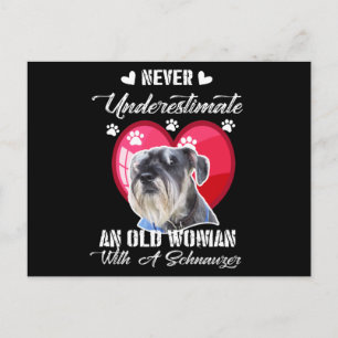 Unterschätze niemals eine alte Frau mit Schnauzer Postkarte