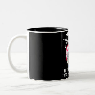 Unterschätze niemals eine alte Frau mit Schnauzer Zweifarbige Tasse