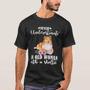 Unterschätze niemals eine alte Frau mit Sheltie T-Shirt
