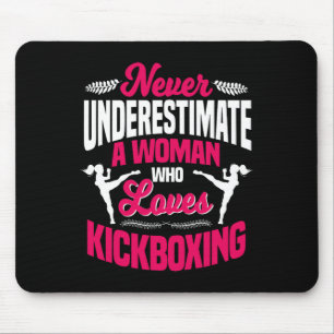 Unterschätze niemals eine Frau, die Kickboxen lieb Mousepad