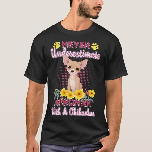 Unterschätze niemals eine Frau mit einem Chihuahua T-Shirt (Vorderseite)