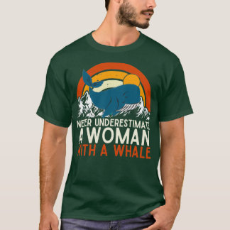 Unterschätze niemals eine Frau mit einem lustigen  T-Shirt