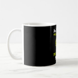 Unterschätze niemals eine Frau mit einem Picklebal Kaffeetasse