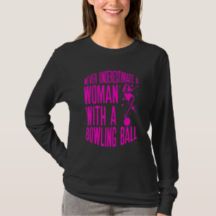 Unterschätze niemals eine Frau mit einer Bowlingku T-Shirt