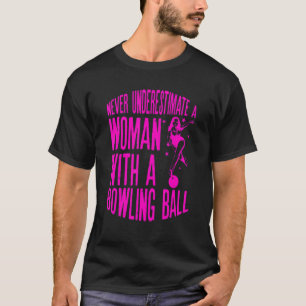 Unterschätze niemals eine Frau mit einer Bowlingku T-Shirt