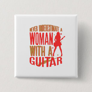 Unterschätze niemals eine Frau mit Gitarre Button