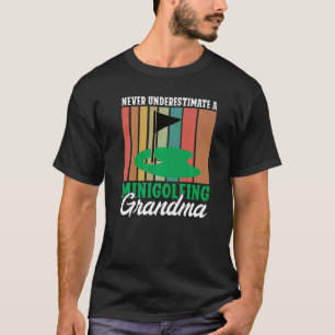 Unterschätze niemals eine Minigolf spielende Oma M T-Shirt