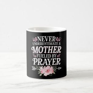 Unterschätze niemals eine Mutter, die vom Gebet an Kaffeetasse