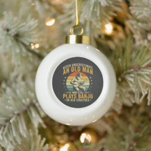 Unterschätze niemals einen alten Mann, der Banjo s Keramik Kugel-Ornament