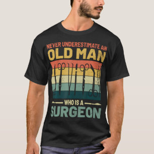 Unterschätze niemals einen alten Mann, der ein Chi T-Shirt