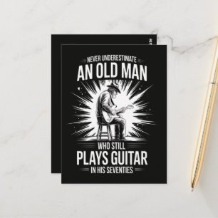 Unterschätze niemals einen alten Mann, der Gitarre Postkarte
