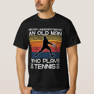 Unterschätze niemals einen alten Mann, der Tennis T-Shirt