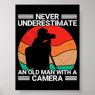 Unterschätze niemals einen alten Mann mit einer Ka Poster