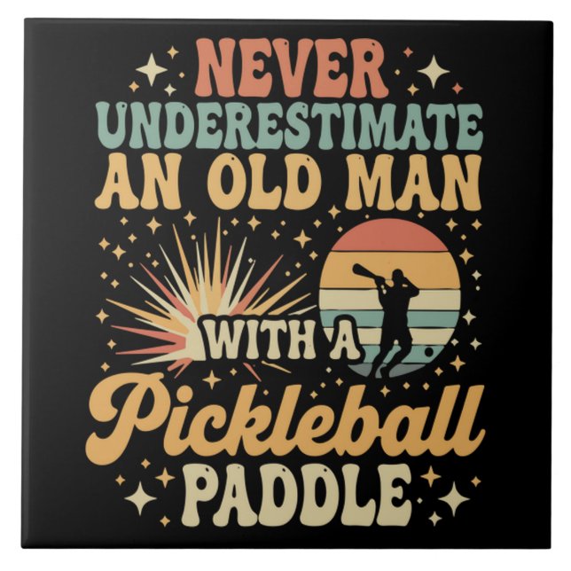 Unterschätze niemals einen alten Mann mit Pickleba Fliese (Vorderseite)