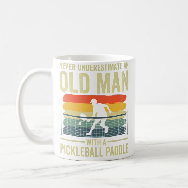 Unterschätze niemals einen alten Mann Opa Pickleb Kaffeetasse (Links)
