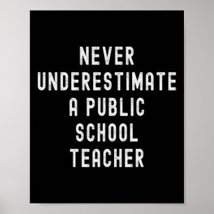 Unterschätze niemals einen Lehrer an einer öffentl Poster
