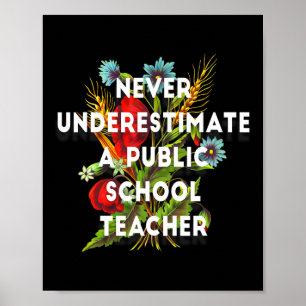 Unterschätze niemals einen Lehrer an einer öffentl Poster