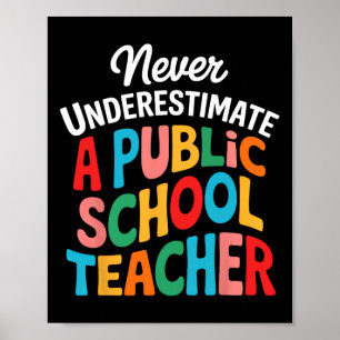 Unterschätze niemals einen Lehrer an einer öffentl Poster