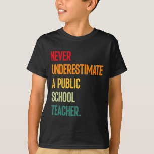 Unterschätze niemals einen Lehrer an einer öffentl T-Shirt