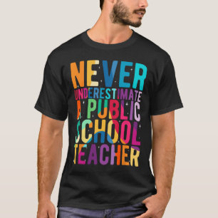 Unterschätze niemals einen Lehrer an einer öffentl T-Shirt