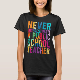 Unterschätze niemals einen Lehrer an einer öffentl T-Shirt