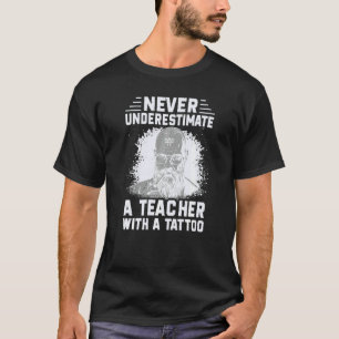 Unterschätze niemals einen Lehrer mit einem Tattoo T-Shirt