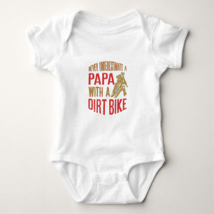Unterschätze niemals einen Papa mit einem Dirt Bik Baby Strampler