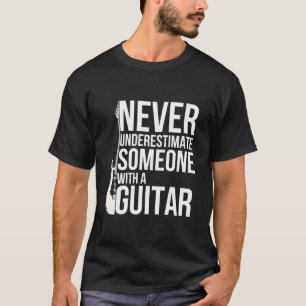 Unterschätze niemals jemanden mit einem Gitarrespi T-Shirt