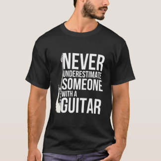 Unterschätze niemals jemanden mit einem Gitarrespi T-Shirt