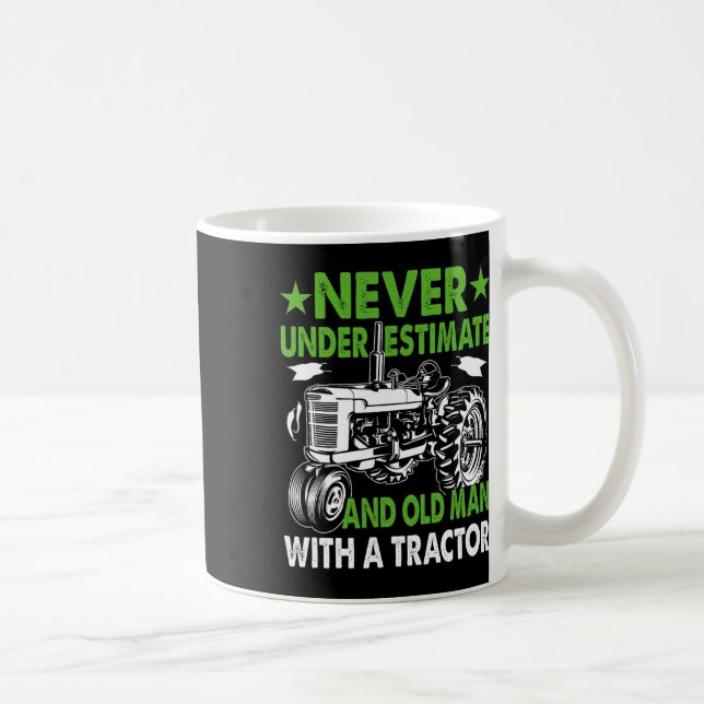 Unterschätzen eines alten Mannes mit einem Traktor Kaffeetasse (Rechts)