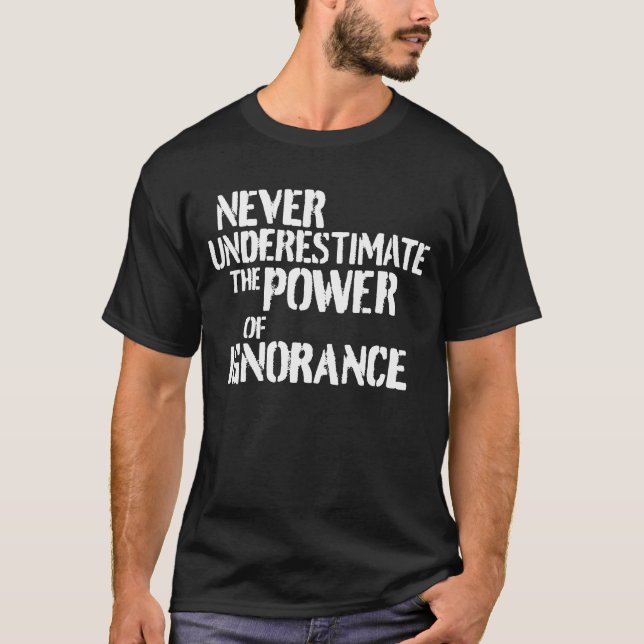 Unterschätzen Sie nie den Power der Ignoranz Funny T-Shirt (Vorderseite)