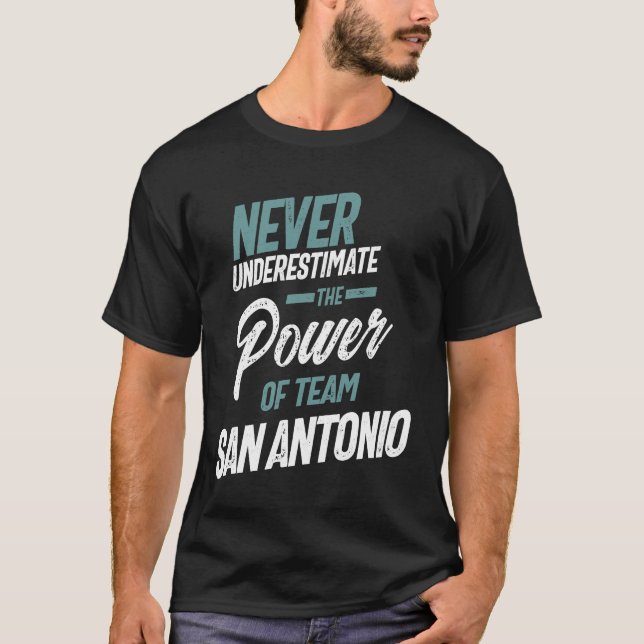 Unterschätzen Sie nie den Power des Mannes San Ant T-Shirt (Vorderseite)